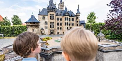 Im Miniaturenpark „Kleiner Harz“ können Familien bekannte Harzer Bauwerke wie das Schloss Wernigerode im Kleinformat betrachten.