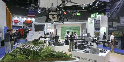DJI präsentierte sich jung und dynamisch auf der Messe. Stündlich gab es kleine Showeinlagen am Stand.DJI präsentierte sich jung und dynamisch auf der Agritechnica Asia. Stündlich gab es kleine Showeinlagen am Messestand. Auf dem Event kamen wir mit leitenden Mitarbeitern ins Gespräch.