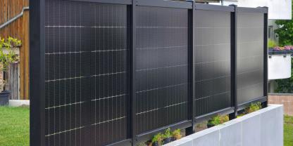 Solarzaun in einem Garten: Die Solarmodule sind oft bifazial und können anstelle eines Gartenzauns oder Sichtschutzes gesetzt werden.