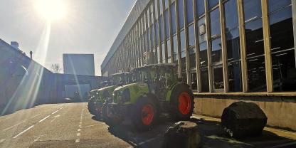 Neu produzierte Traktoren von Claas vor dem Werk in Le Mans.