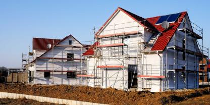 EFH-Hausbau-Aufschüttung-AdobeStock_77868831