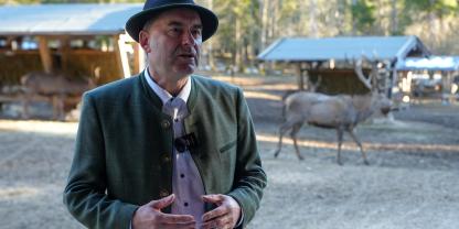 Hubert Aiwanger, seines Zeichens Bayerns Jagdminister, ist regelmäßig jagdlich unterwegs. Nur konsequent, dass Grünau ebenfalls eines seiner Ziele ist.