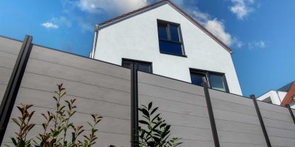 Haus-und-Zaun-AdobeStock_518489676
