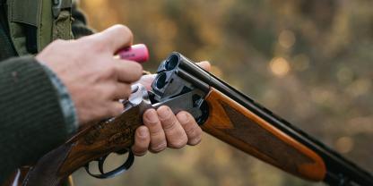 In der Schweiz muss ein Jäger nun ein Jahr auf die Jagd verzichten.