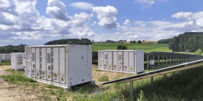 1,2 MW Leistung und 4 MWh Kapazität: Per Batteriespeicher speist der Solarpark Langacker Strom netzdienlich und rentabel ein.