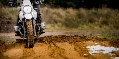 Eine Begnung zwischen einem Motorradfahrer und einem bewaffneten Mann sorgte für eine Hausdurchsuchung.