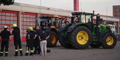 Und das mitten in der Ernte! Ein plötzlicher Schlepper-Ausfall stoppt die Maisernte in Niedersachsen. Die Feuerwehr rückt an, um die schwere Landmaschine zu bergen.