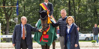 Paul Wendeln (v.li.) mit seiner Bundeschampioness Casey OLD unter Hermann Gerdes mit seinem Sohn Peter Wendeln und seiner Frau Hilde Wendeln.