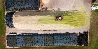 Beim Abdecken des Fahrsilos müssen oft zahlreiche Reifen verteilt werden. Der Tire Shooter soll Landwirten genau diese Arbeit erleichtern und bis zu 35 Reifen auf einmal bewegen.