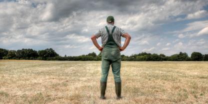 Landwirt-düster-AdobeStock_409081893