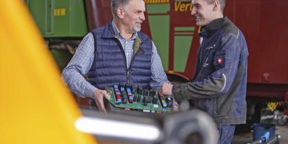 Als Ausbildungsleiter bei der Agrartechnik Vertrieb Sachsen GmbH begleitet Uwe Eckelmann (l.) alle Lehrlinge an verschiedenen Standorten durch ihre  Ausbildungszeit.Als Ausbildungsleiter bei der Agrartechnik Vertrieb Sachsen GmbH begleitet Uwe Eckelmann (l.) alle Lehrlinge an verschiedenen Standorten durch ihre  Ausbildungszeit.