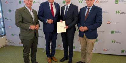 Präsentieren das juristische Gutachten zur WVO (v. li.): Max von Elverfeldt, Bundesvorsitzender der Familienbetriebe Land und Forst, Joachim Rukwied, Präsident des Deutschen Bauernverbandes (DBV), RA  Dr. Konrad Asemissen, HSA Rechtsanwälte Hentschke & Partner Part mbB und Prof. Dr. Andreas Bitter, Präsident der AGDW - Die Waldeigentümer