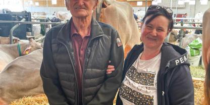 Rudolf Eberl im Alter von 100 Jahren mit Enkeltochter Heidi an der Viehschau.
