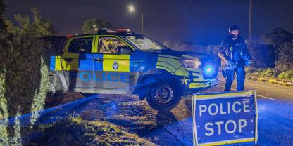 Die Polizei sperrt nachts eine Straße in England ab