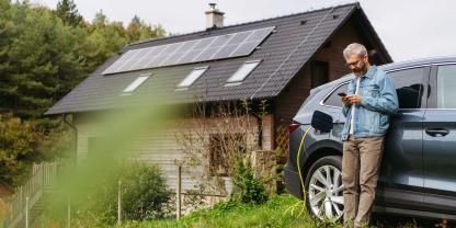 Wer sein betriebliches Fahrzeug mit Solarstrom lädt, kann steuerlich massiv profitieren.