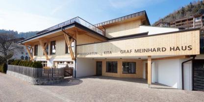Als Beispiel nennt die Südtiroler Landesregierung den Kindergarten in der Gemeinde Mühlbach. Für die Aufstockung wurden dort 125.280 Euro aus dem Holzbaufonds gezahlt.
