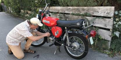 Dass Simson-Mopeds auch Jahrzehnte nach ihrem Produktionsende beliebt sind, liegt nicht allein an der Nostalgie. Die Konstruktion ist vergleichsweise einfach und dadurch für versierte Schrauber gut nachvollziehbar.