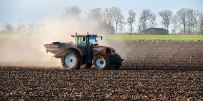 Feld-düngen-AdobeStock_558151539
