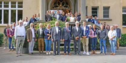 Gruppenbild der Teilnehmer der VDF-Mitgliederversammlung auf dem Rittergut Osthoff