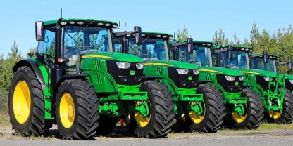 SYMBOLBILD: Ein Lohnunternehmen hat 11 neue John Deere Traktoren bekommen. Ein Highlight: Der John Deere 8R410 eAutoPowr mit Spezial-Folierung.