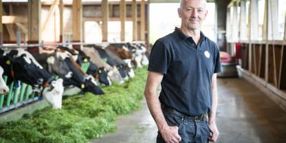 Stefan Schädler legt viel wert auf Tierwohl. Die Einstreu in den Liegeboxen kommt von den eigenen Naturschutzflächen.