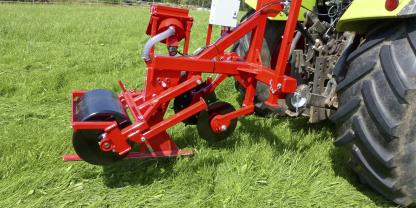 Die stabile Konstruktion des Mauspfluges ermöglicht es, die Fraßköder präzise und sicher in die Laufgänge der Mäuse einzubringen. Die Maschine ist praxistauglich und robust.