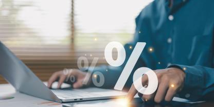 Eine Fachkraft nutzt Laptop und Tablet zur Visualisierung von digitalen Analysen
