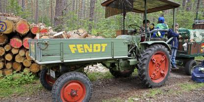 Markus Mußmann nutzt seinen Fendt GT mit dem selbstgebauten Anhänger mit Kran und Seilwinde.