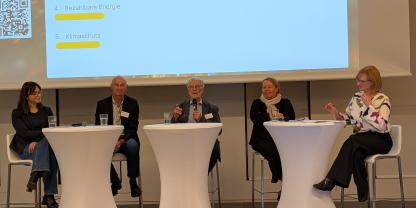 Konfliktfelder der Holzenergie diskutierten (v. li.): Clara Mewes (Initiative Klimaneutrales Deutschland), Stefan Maier (VYNCKE NV), Prof. Dr. Peter Hennicke (Wuppertal Institut für Klima, Umwelt, Energie), BEE-Präsidentin Ursula Heinen-Esser mit Moderatorin Simone Jost.