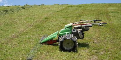 Ein Motormäher auf einer Wiese