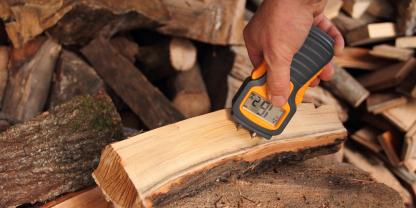 Die gängigste Methode zur Holztrocknung ist die Lufttrocknung durch Lagerung im Freien. Hierbei wird die Feuchtigkeit dem Holz über Verdunstung entzogen und so stetig an die Umgebungsluft abgegeben. 