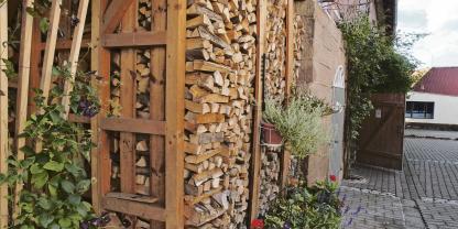 Ein ordentlich geschichteter Holzstapel sichert trockene Scheite und ist zugleich dekorativ.