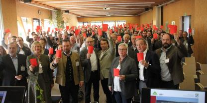 Rote Karte für forstpolitische Fouls: Die Agrarausschussvorsitzende Petra Högl (MdL, 2.v. l.), bekennt Farbe. Erste Reihe v. l.: Dr. Stefan Nüßlein (StMELF), Bernhard Breitsameter (Präsident Bay. Waldbesitzerverband), Hubertus Wörner (Leiter Bayer. Forstverwaltung, StMELF), Josef Ziegler (Vorsitzender Schulverein), Birgit Steinsdorfer (Stv. Landrätin), Carl von Butler (BBV-Generalssekretär), Christian Kaul (Geschäftsführer Bay. Waldbesitzerverband)