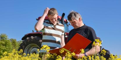Landwirt-lernt-AdobeStock_193834493