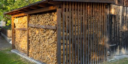 Brennholzlager-AdobeStock_2112673370
