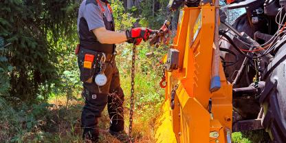 Der Waldbesitzer Joachim Hergerth bereitet seine Seilwinde vor.