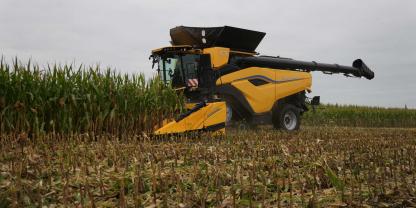Das Topmodell von New Holland: Der Twin-Rotor-Drescher CR 11 ist angetreten die Erntekosten und die Druschverluste zu senken. Dafür wurde er von Grund auf neu konstruiert. Allein 75 neue patentierte Technologien sind hier verbaut.