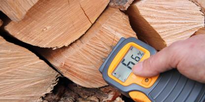 Holzfeuchte-messen-AdobeStock_234540335
