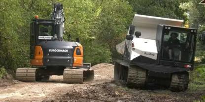 Ein Video aus Niedersachsen zeigt Raupenfahrzeuge im Wald. Ein Lohnunternehmen macht sich mit Bullys und Baggern auf Moorketten an die Arbeit.