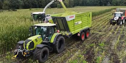 Landmaschinen bei der Maisernte im Moor