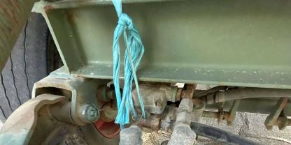 Mit einem Seil angebundenes Fahrzeugteil