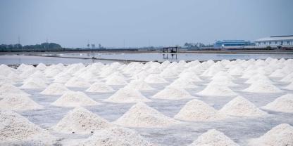 Natriumspeicher haben gegenüber Lithiumbatterien einen entscheidenden Vorteil: Salz ist weltweit in deutlich größeren Mengen verfügbar als Lithium. (Symbolbild)