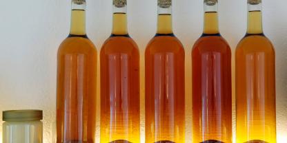 Aus Honig, Wasser und Hefen entsteht durch alkoholische Gärung Met. Honigsorte und Gärbedingungen beeinflussen dabei Geschmack und Qualität.