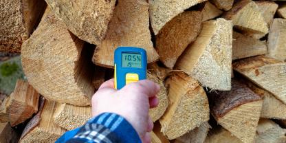 Feuchte von Brennholz messen: So erkennen Sie, ob das Holz trocken genug ist