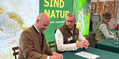 Hubert Stärker und Alexander Graf von Gneisenau beim Unterzeichnen des Dokuments.