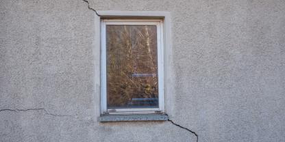Risse in einer Hauswand