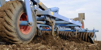 Ein Grubber von Lemken auf einem Acker