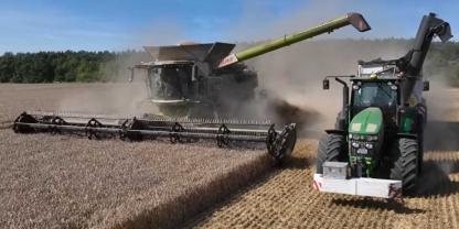Zwei Lohnunternehmen machen sich in Mecklenburg-Vorpommern an die Getreideernte 2026. Mit dabei sind John Deere, Claas und Annaburger.