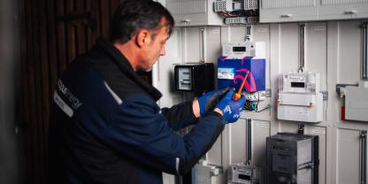 Ein Techniker baut ein Smartmeter ein (Symbolbild): Besitzer kleinerer Solaranlagen bis 25 kWp haben nun verschiedene Möglichkeiten, in die Direktvermarktung einzusteigen.
