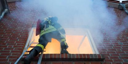 Die Feuerwehr konnte den Brand eines Batteriespeichers zunächst nicht vollständig löschen. (Symbolbild)